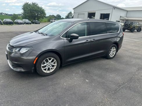Used 2017 Chrysler Pacifica Touring FWD image 1