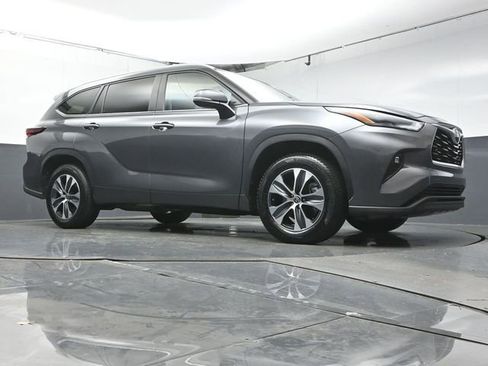 Used 2024 Toyota Highlander XLE image 40