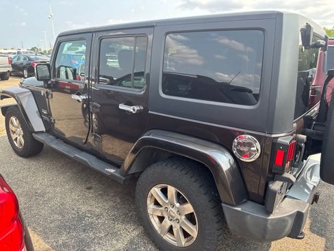 Used 2013 Jeep Wrangler Unlimited Sahara w/ Connectivity Group AWD/4WD image 18