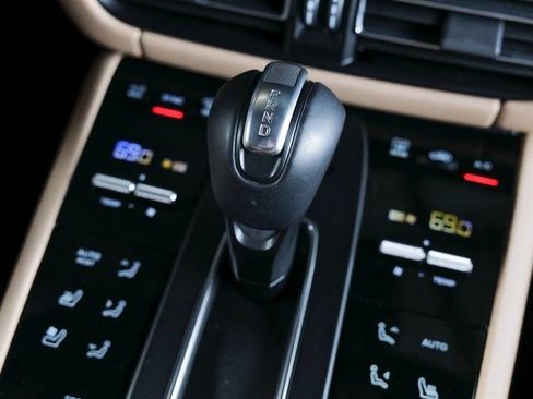 Certified 2025 Porsche Macan image 18