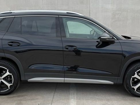 Certified 2025 Volkswagen Tiguan SE FWD image 5