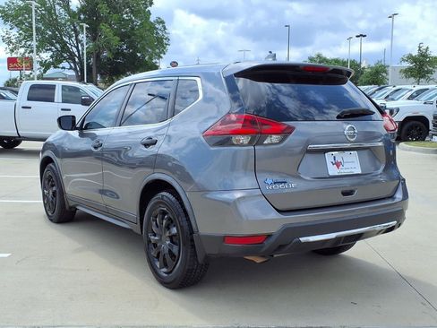 Used 2018 Nissan Rogue S FWD image 2