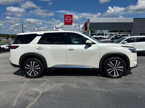 Certified 2024 Nissan Pathfinder Platinum FWD image 2