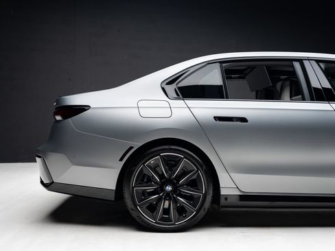 Used 2023 BMW i7 xDrive60 AWD/4WD image 36