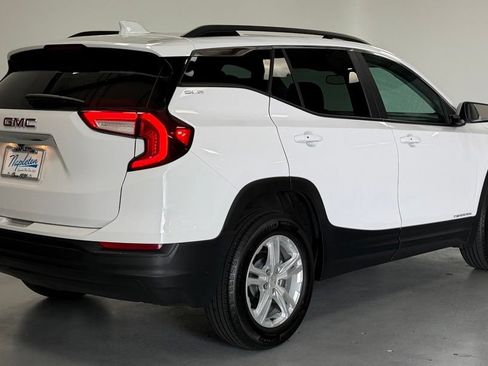 Used 2024 GMC Terrain SLE w/ Driver Convenience Package FWD image 3