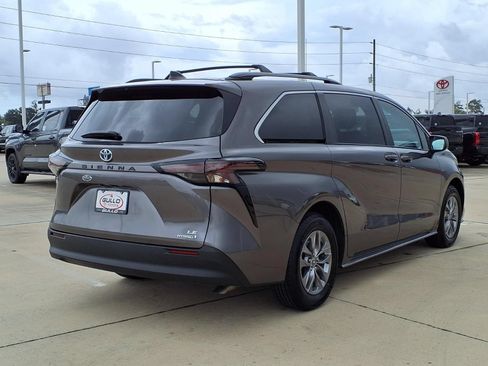 Certified 2023 Toyota Sienna LE FWD image 6
