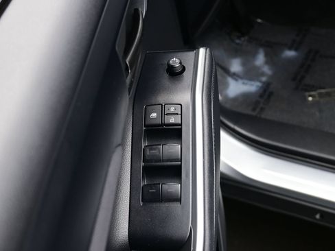 Used 2023 Toyota Highlander LE AWD/4WD image 11
