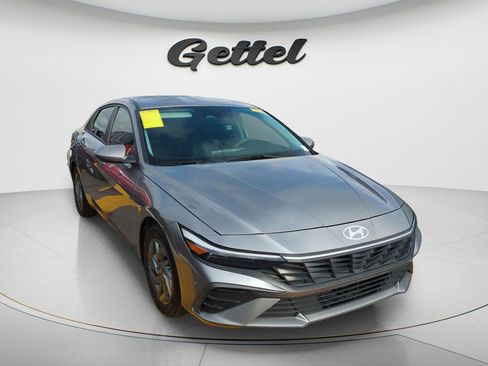 Used 2024 Hyundai Elantra SEL FWD image 3