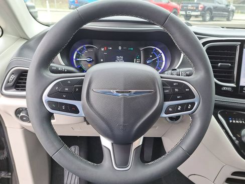 Used 2024 Chrysler Pacifica Limited FWD image 21
