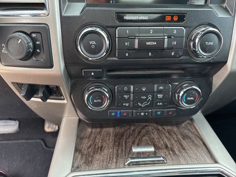 Used 2017 Ford F250 Lariat w/ Lariat Ultimate Package AWD/4WD image 25
