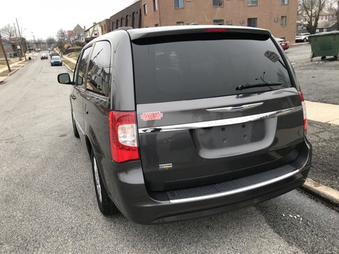 Used 2016 Chrysler Town & Country Touring image 6