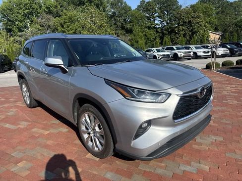 Used 2021 Toyota Highlander Limited FWD image 19