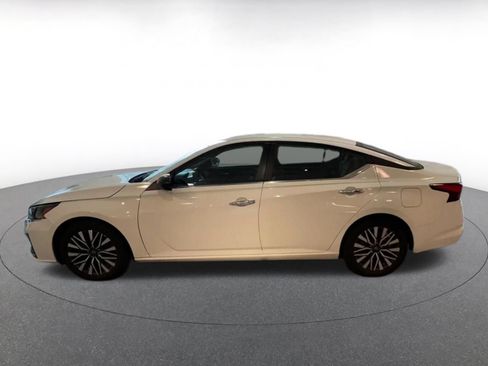 Used 2025 Nissan Altima 2.5 SV FWD image 6