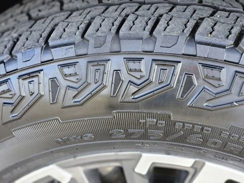 Used 2025 Chevrolet Suburban Z71 image 11