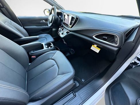 New 2026 Chrysler Pacifica Select FWD image 25