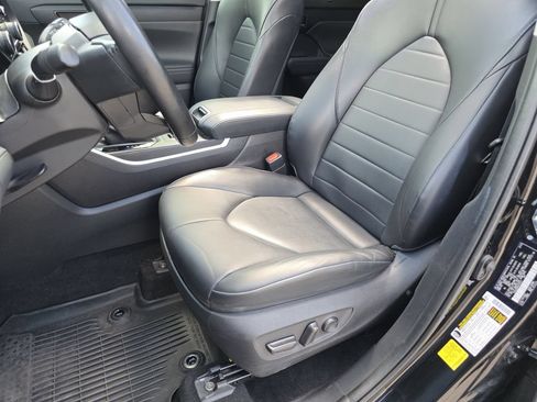 Used 2022 Toyota Highlander XLE AWD/4WD image 16