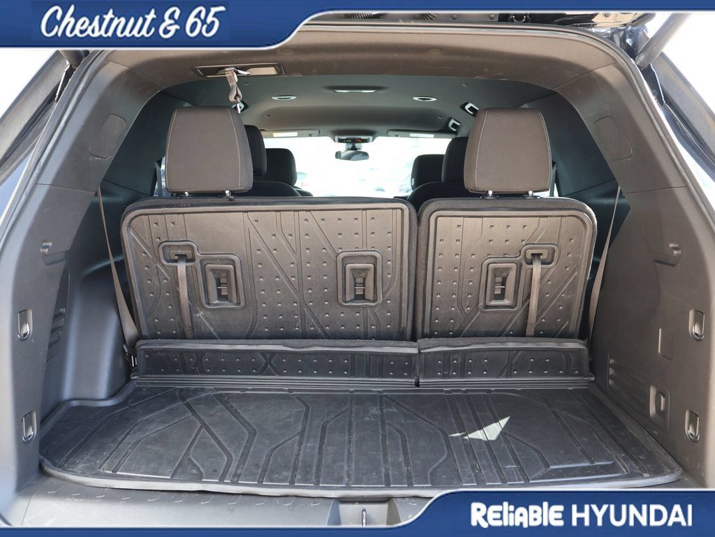 Used 2023 Chevrolet Traverse LT FWD image 16