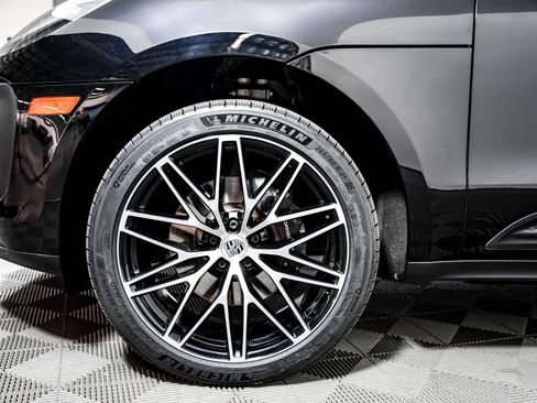 Certified 2024 Porsche Macan w/ Premium Plus Package AWD/4WD image 14