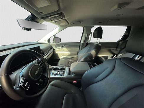 Used 2025 Kia Carnival EX image 6