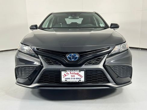 Used 2022 Toyota Camry SE w/ Convenience Package image 2