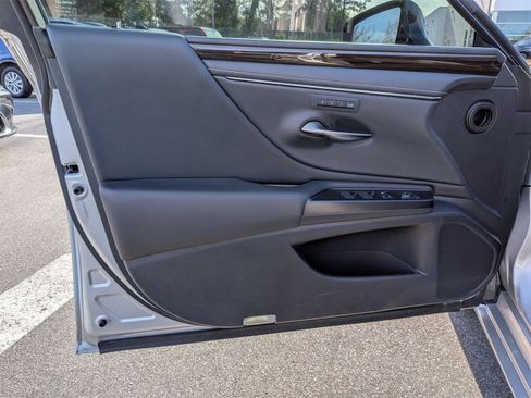 Used 2019 Lexus ES 300h w/ Premium Package image 12