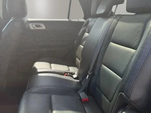 Used 2014 Ford Explorer XLT w/ Equipment Group 202A AWD/4WD image 17