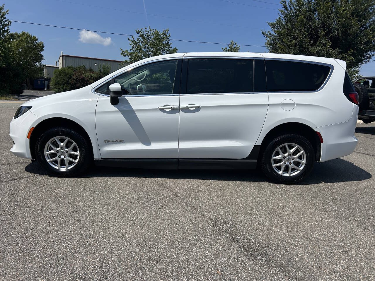Used 2022 Chrysler Voyager LX FWD image 13