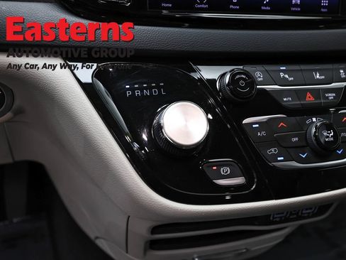Used 2023 Chrysler Pacifica Touring-L FWD image 13