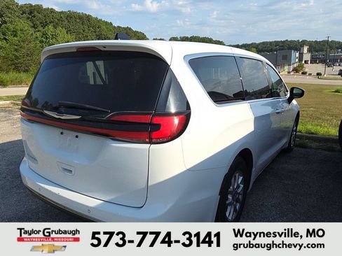 Used 2023 Chrysler Pacifica Touring-L FWD image 6