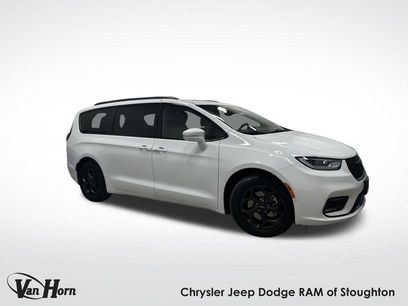 Used 2021 Chrysler Pacifica Limited w/ Uconnect Theater Family Group
