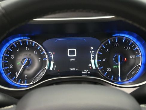 Used 2024 Chrysler Pacifica Touring-L FWD image 12