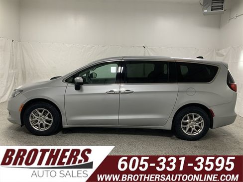 Used 2023 Chrysler Voyager LX image 1