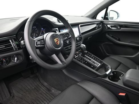 Used 2025 Porsche Macan AWD/4WD image 4