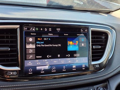 Used 2023 Chrysler Pacifica Touring image 17