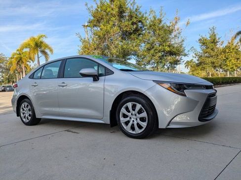 Used 2025 Toyota Corolla LE image 2