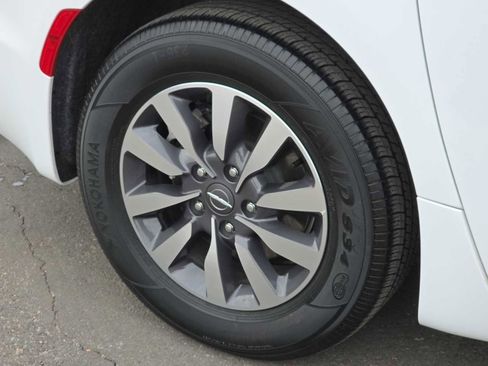 Used 2024 Chrysler Pacifica Select image 12