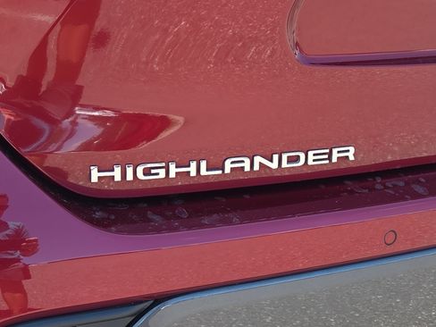 Certified 2021 Toyota Highlander Limited AWD/4WD image 32