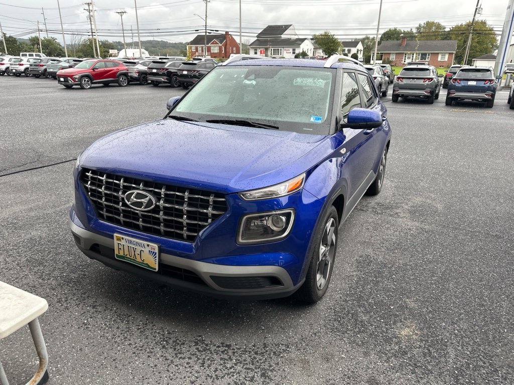 Certified 2022 Hyundai Venue Limited w/ Cargo Package FWD image 2