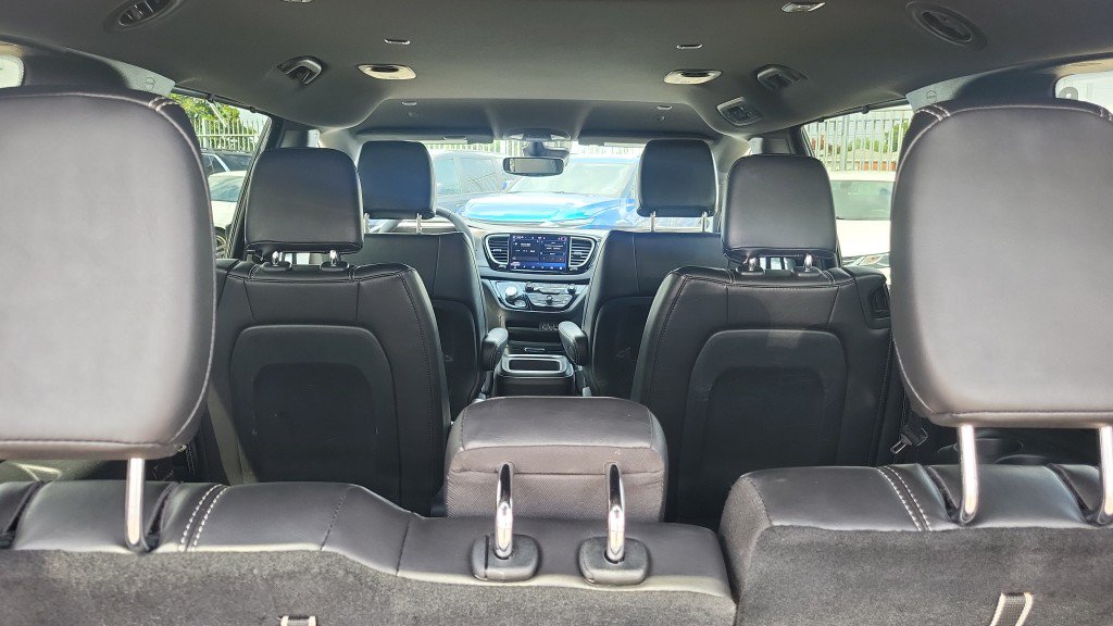 Used 2025 Chrysler Pacifica Select FWD image 11
