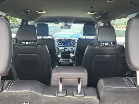 Used 2025 Chrysler Pacifica Select FWD image 11