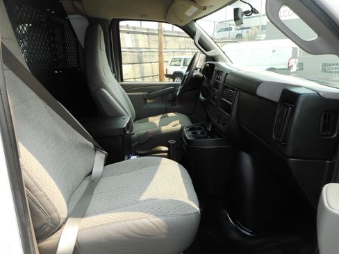 Used 2016 Chevrolet Express 2500 RWD image 25
