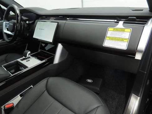 New 2025 Land Rover Range Rover SE image 17