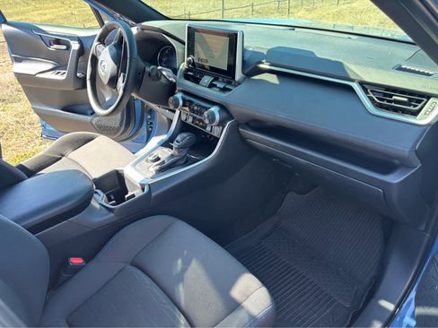 Used 2025 Toyota RAV4 SE w/ Convenience Package image 21