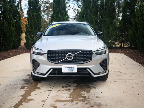 Used 2025 Volvo XC60 B5 Plus image 3