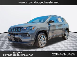 Used 2023 Jeep Compass Latitude image 1