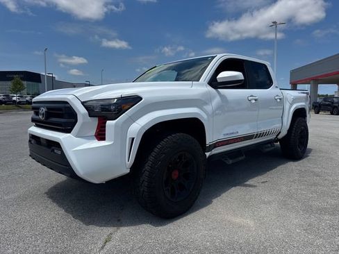 Used 2025 Toyota Tacoma SR5 AWD/4WD image 2