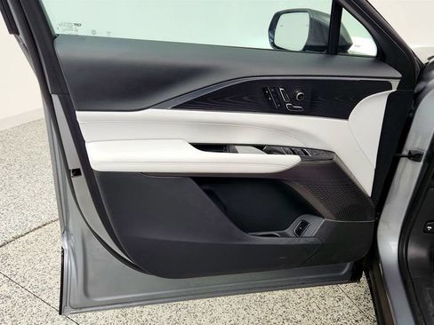 Used 2025 Cadillac Lyriq Luxury RWD image 11