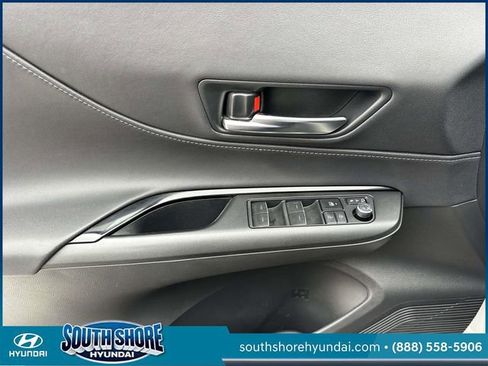 Used 2023 Toyota Venza LE image 17