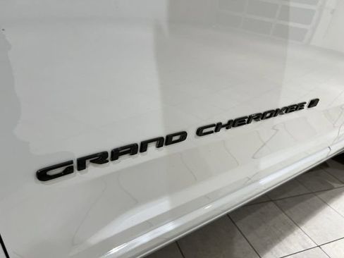 Used 2025 Jeep Grand Cherokee Summit AWD/4WD image 27