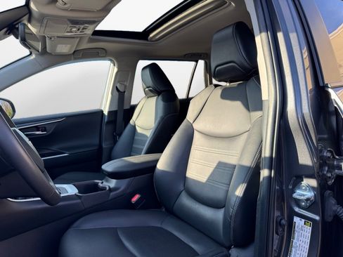 Used 2022 Toyota RAV4 Limited image 9